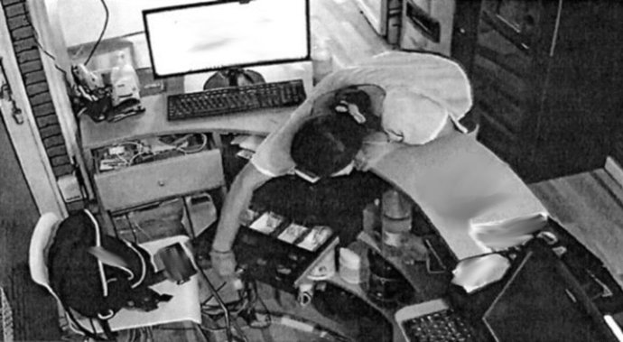 La detenida cometiendo uno de los robos.