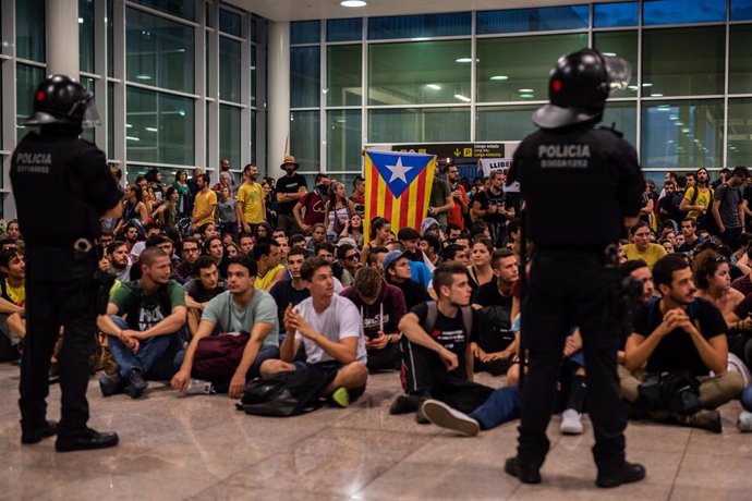 Agentes de los Mossos de Esquara frente a los concentrados en el Aeropuerto de Barcelona-El Prat, en protesta por la sentencia del Tribunal Supremo sobre el juicio del 'procés', en Barcelona (España), a 14 de octubre de 2019.