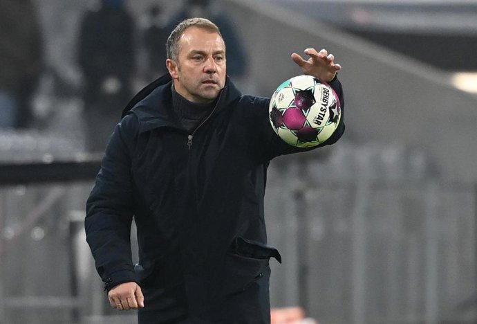 Hansi Flick dirigiendo al Bayern