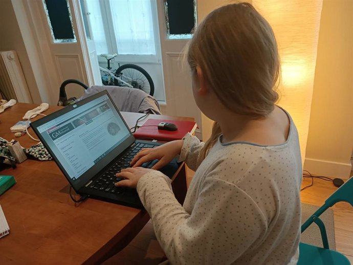 Escolar trabaja en un ordenador portátil