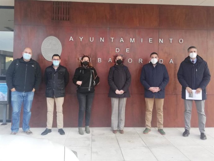 A consejera Esnaola (cuarta por la izda.) con el resto de asistentes a la visita