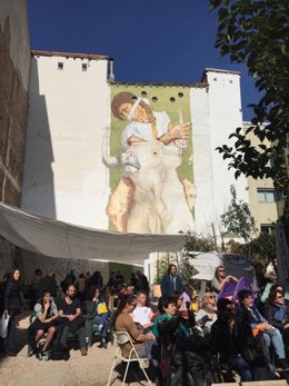 Foto de una actuación cultural en el solor de Maravillas en la calle Antonio Grilo de Madrid