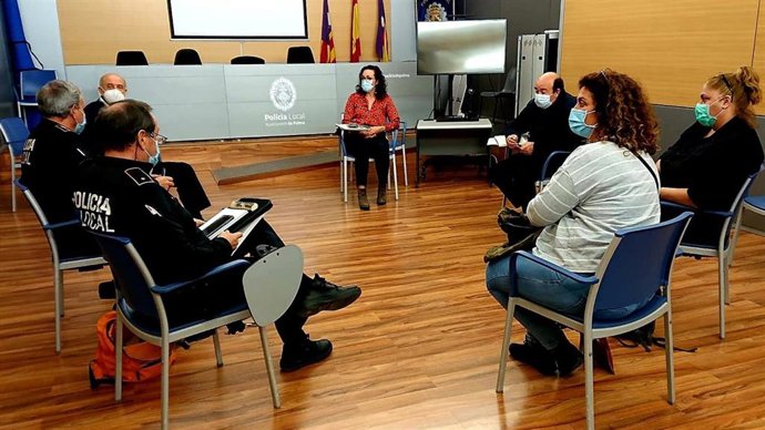 La regidora de Seguridad Ciudadana, Joana Maria Adrover, en una de las reuniones con vecinos de Palma.