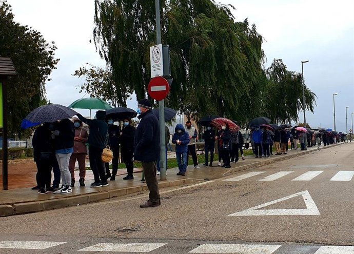 Ciudadanos de Sa Pobla esperando para el cribado de COVID-19.