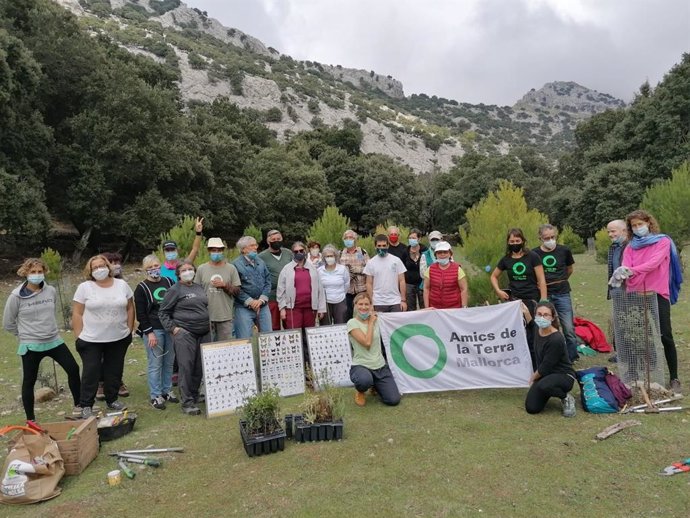 Actividad en la Serra de la Asociación Amics de la Terra.