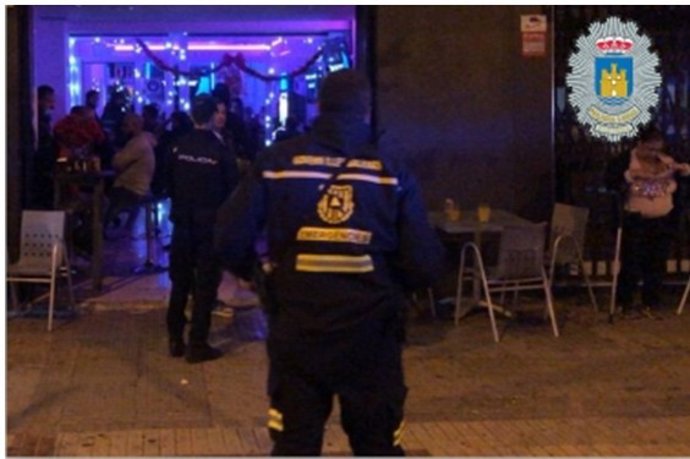 Policía Local de Ibiza durante la vigilancia de los locales.