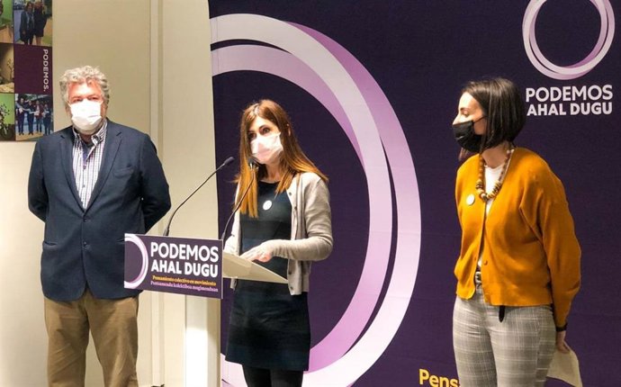 Juantxo López de Uralde junto a Garbiñe Ruiz y Miren Gorrotxategi