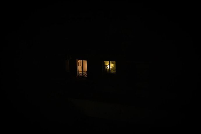 Imagen de archivo de una vivienda con luces encendidas