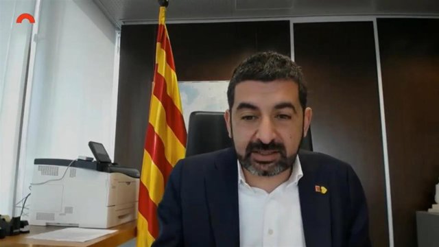 El conseller de Trabajo, Asuntos Sociales y Familias, Chakir el Homrani, interviniendo telemáticamente en la comisión de investigación de la gestión de las residencias de mayores del Parlament