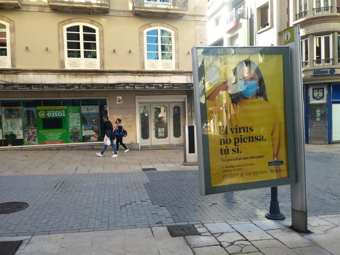 Mupi con una campaña de concienciación frente al coronavirus en Avilés, Asturias