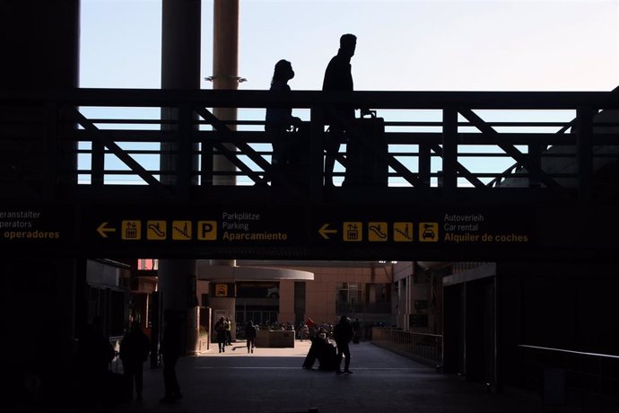 Imagen de archivo de varios turistas de diferentes países a la llegada del aeropuerto de Málaga.