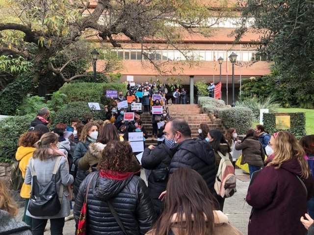 Concentración de técnicas interinas de P3 frente a la Conselleria de Educación