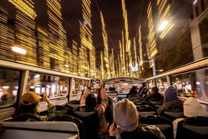 El autobús especial Barcelona Christmas Tour que recorre las calles de la ciudad con iluminación navideña