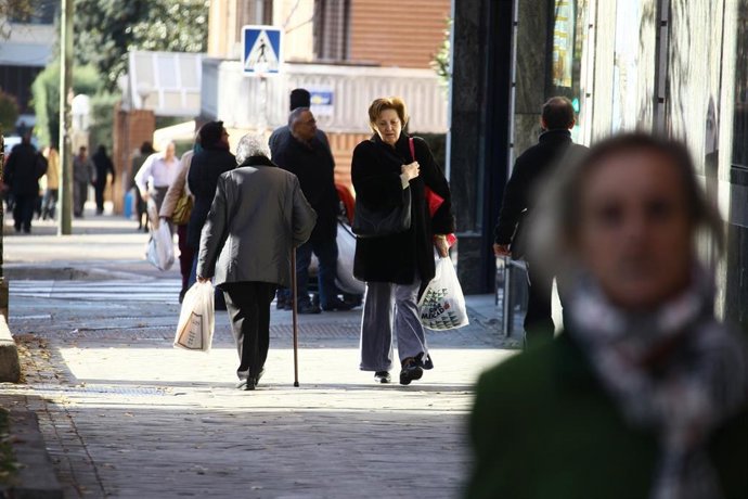 Gente paseando por la calle