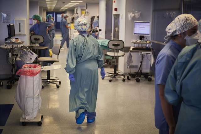 Una empleada sanitaria protegida trabaja en las instalaciones pertenecientes a la UCI de la Clínica Universidad de Navarra, en Pamplona