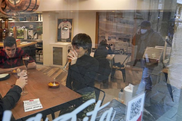 Jóvenes tomando cervezas en un bar de Santiago de Compostela, A Coruña, Galicia (España), a 4 de diciembre de 2020. Hoy se reabre la hostelería en toda Galicia, aunque en distinto grado en función de los datos de los contagios de coronavirus, y podrá ha