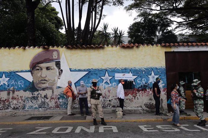 Venezolanos esperan para votar en las parlamentarias en Caracas