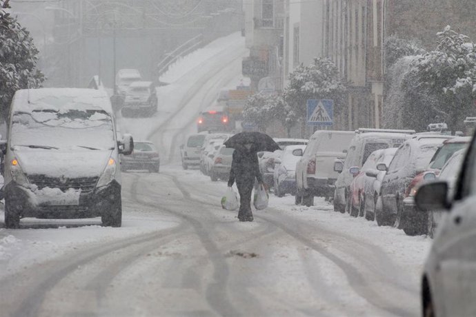 Un hombre camina en medio de una gran nevada en Becerrea, en Lugo
