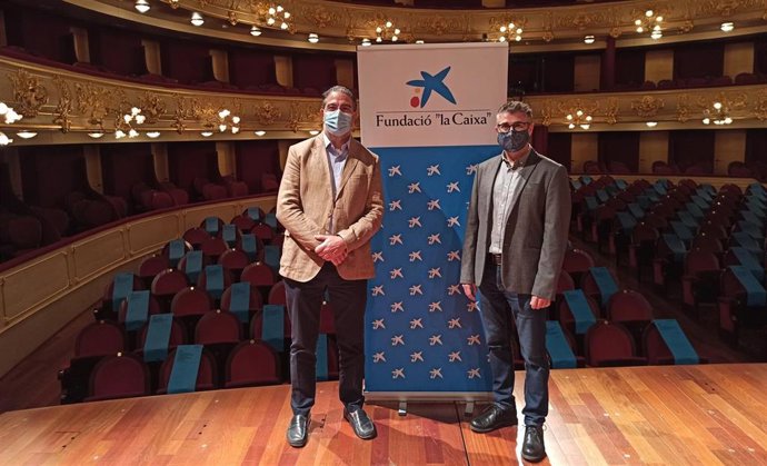 El director del Teatre Principal, Josep R. Cerd, y el director del Centro de Instituciones de CaixaBank, Hilari Llabrés.