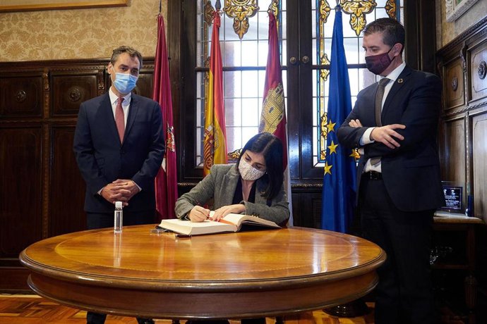 La ministra de Política Territorial, Carolina Darias, junto al delegado del Gobierno, Francisco Tierraseca, y el presidente de la Diputación de Albacete, Santiago Cabañero.