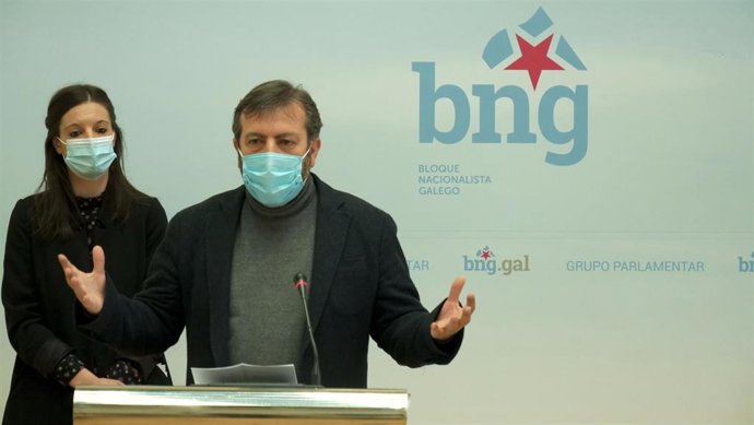 La viceportavoz del BNG, Olalla Rodil, y el diputado Luis Bará, en una rueda de prensa en el Parlamento de Galicia