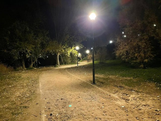 Alumbrado renovado en el paseo peatonal del Renacimiento junto al Pisuerga.