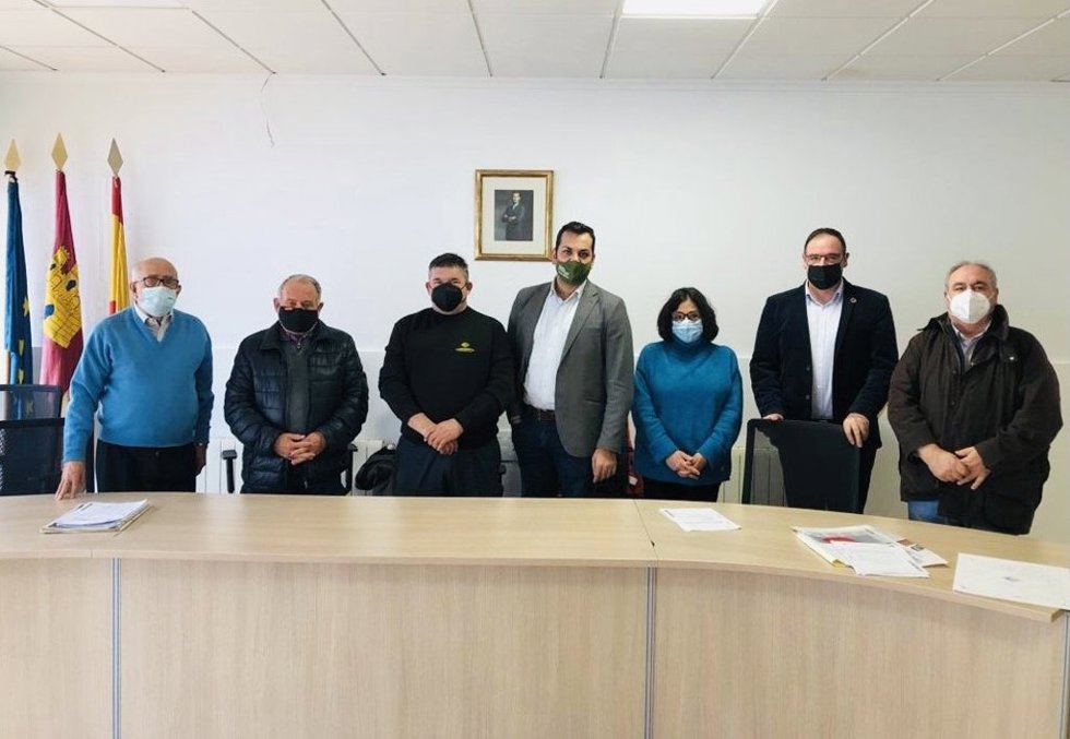 El portavoz de Energía del Grupo Popular en la Cámara Baja, Juan Diego Requena, visita Villar de Cañas, acompañado por el diputado Vicente Tirado y por el presidente del PP de Cuenca, Benjamín Prieto.