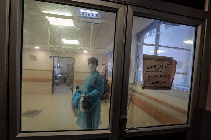Un médico en una zona de cuarentena cerca de la UCI para enfermos de coronavirus del hospital de Shifa