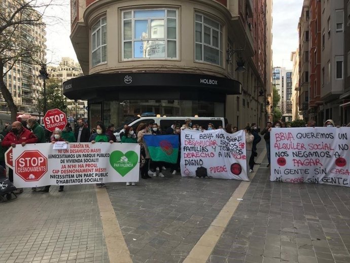 Concentración en Valncia para frenar el desahucio de los vecinos de la Pobla