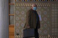 El consejero de Salud advierte de que la tasa es "altísima" aunque baja a 203 casos, 25 puntos menos que el viernes