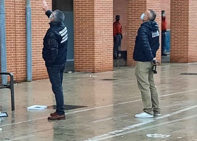 Agentes de Policía Foral en el barrio de San Juan donde se ha atrincherado un hombre con un menor