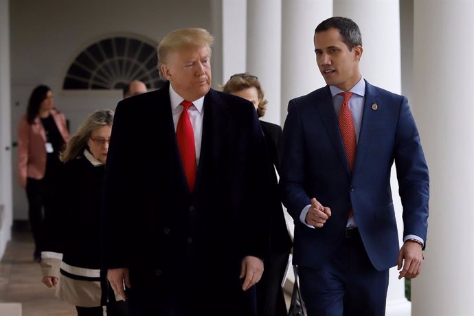 HANDOUT - 05 February 2020, US, Washington: Apicture provided by the press office of the Venezuelan opposition leader and self-appointed interim president Juan Guaido, shows the US President Donald Trump (L) receives Guaido (R) at the White House. (Bes