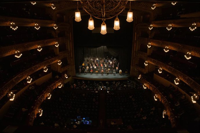 La directora italiana Speranza Scapucci dirigeix l'orquestra durant l'assaig d'una escena de 'La Traviata' amb solistes, el cor del Liceu i el piano. Barcelona, Catalunya (Espanya), 24 de novembre del 2020.