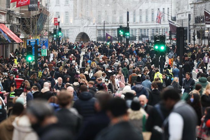 Una calle de Londres después del fin del segundo confinamiento por la pandemia de coronavirus en Reino Unido.