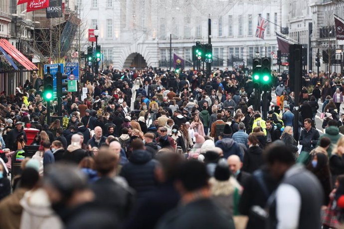 05 December 2020, England, London: Shoppers wade through Regent Street on the first weekend following the end of the second national lockdown in England, with coronavirus restrictions being relaxed. Photo: Yui Mok/PA Wire/dpa
