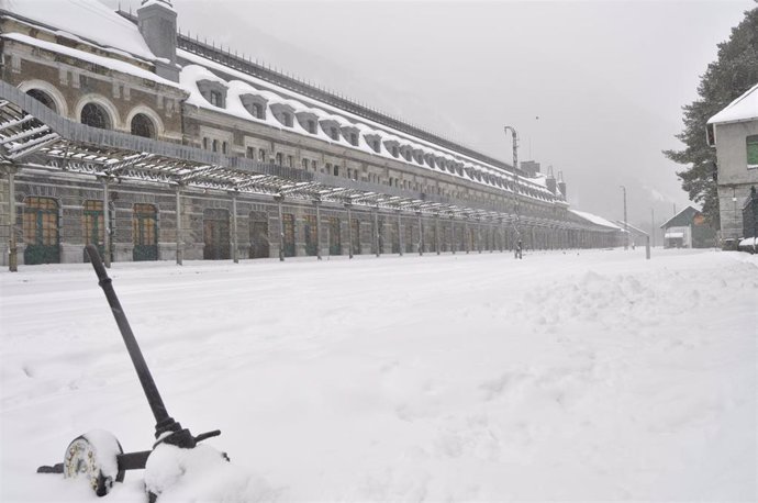 Imagen invernal de la estación ferroviaria de Canfranc. 