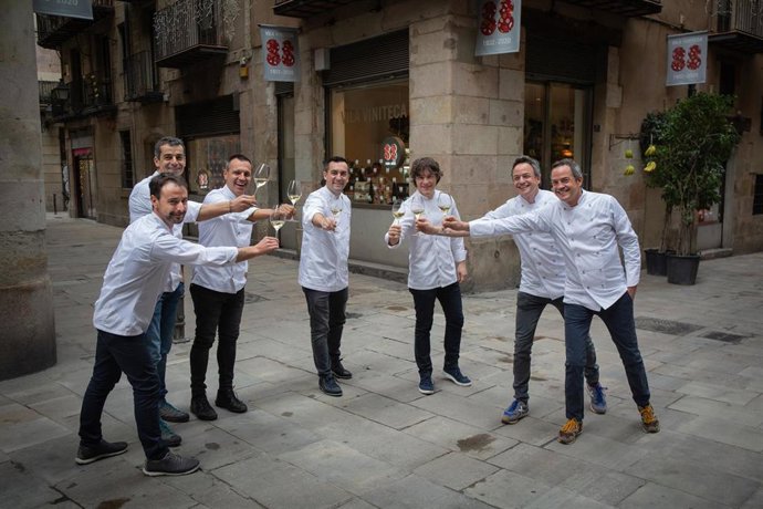 Los chefs Eduard Xatruch, Oriol Castro Mateu Casañas, Paolo Casagrande, Jordi Cruz, y Javier y Sergio Torres hoy ante la Vila Viniteca