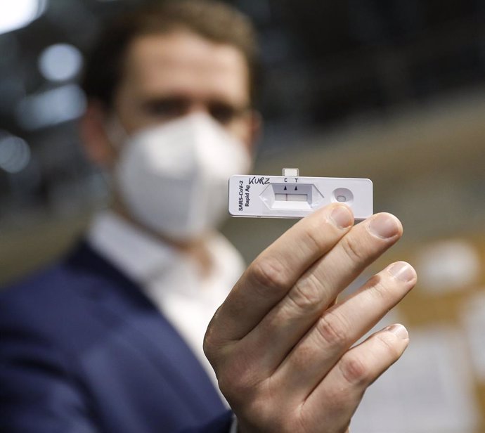 07 December 2020, Austria, Vienna: Austrian Chancellor Sebastian Kurz holds a coronavirus test during a visit to a Covid-19 test centre set up at the fair grounds of Vienna. Photo: Dragan Tatic/BKA/APA/dpa