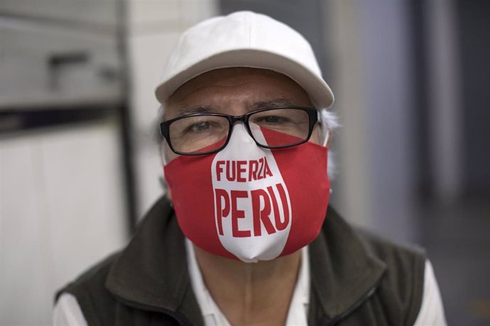 Imagen de archivo de un hombre en plena crisis del coronavirus en Perú.