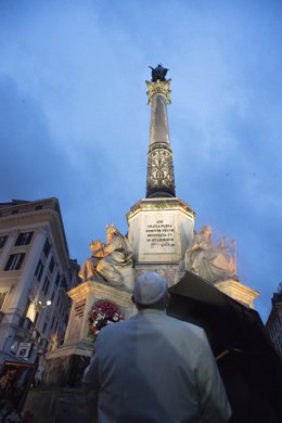 El Papa acude de incógnito a rezar a Plaza de España
