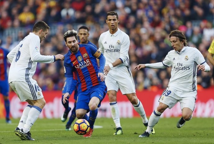 Leo Messi durante un Clásico bajo la atenta mirada de Cristiano Ronaldo 