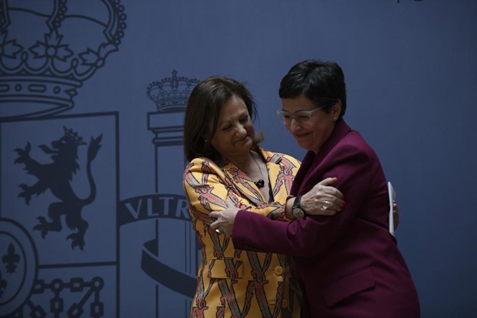 (I-D) La nueva secretaria de Estado de Asuntos Exteriores y para Iberoamérica y el Caribe, Cristina Gallach; y la ministra de Asuntos Exteriores, Unión Europea y Cooperación, Arancha González Laya, se abrazan tras la intervención de Gallach en la toma d
