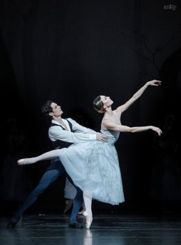 Giada Rossi (Giselle) Alessandro Riga (Albrecht) interprentan Giselle, de la Compañía Nacional de Danza, en el Teatro de la Zarzuela