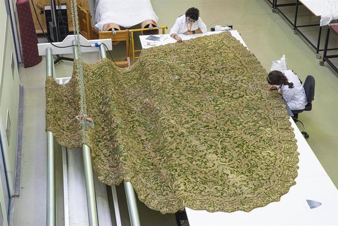 Profesionales del IAPH intervienen en el manto de la coronación de La Macarena