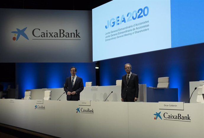 (I-D) El consejero delegado de Caixabank, Gonzalo Gortázar, y el presidente, Jordi Gual, durante la Junta Extraordinaria celebrada el 3 de diciembre de 2020, en la que se ha votado a favor del proyecto común de fusión con Bankia.