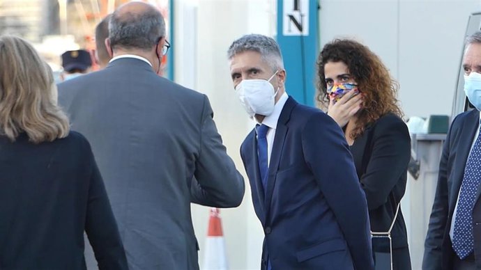 El ministro del Interior, Fernando Grande-Marlaska, durante su visita al campamento de emergencia de la Cruz Roja en el muelle de Arguineguín, en Las Palmas de Gran Canaria, Canarias (España), a 6 de noviembre de 2020.