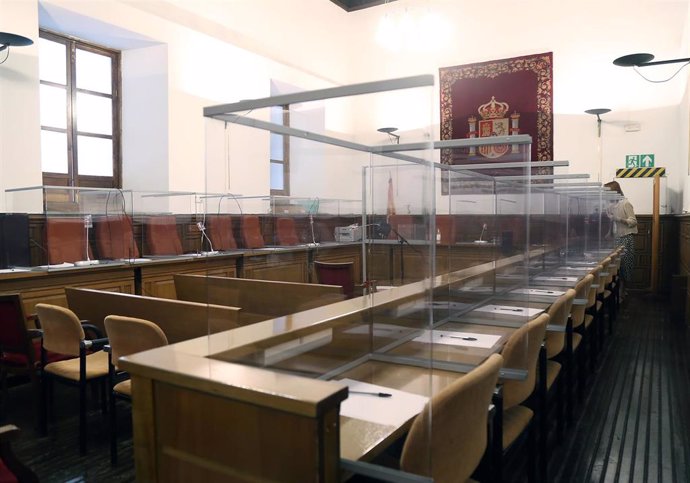 Imagen de la sala de la Audiencia de Granada con medidas de seguridad por la COVID-19 (Foto de archivo).