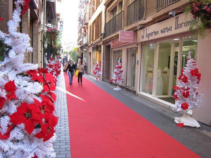 Foto archivo de gente paseando por una céntrica calle de Murcia en Navidad antes de la pandemia