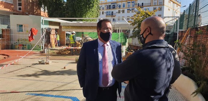 Cabrera, durante una visita al CEIP Sor Ángela de la Cruz
