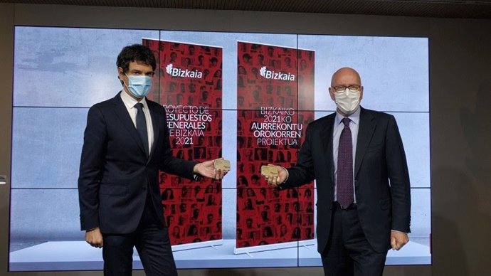 El diputado general de Bizkaia, Unai Rementeria, y el diputado de Hacienda, José María Iruarrizaga, en la presentación de los presupuestos de 2021